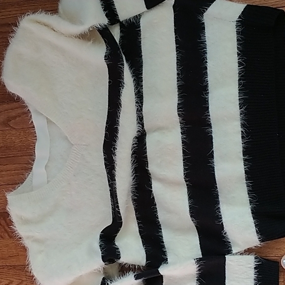 DKNY White & Black Fuzzy Striped Oversized Sweater M - Picture 10 of 11